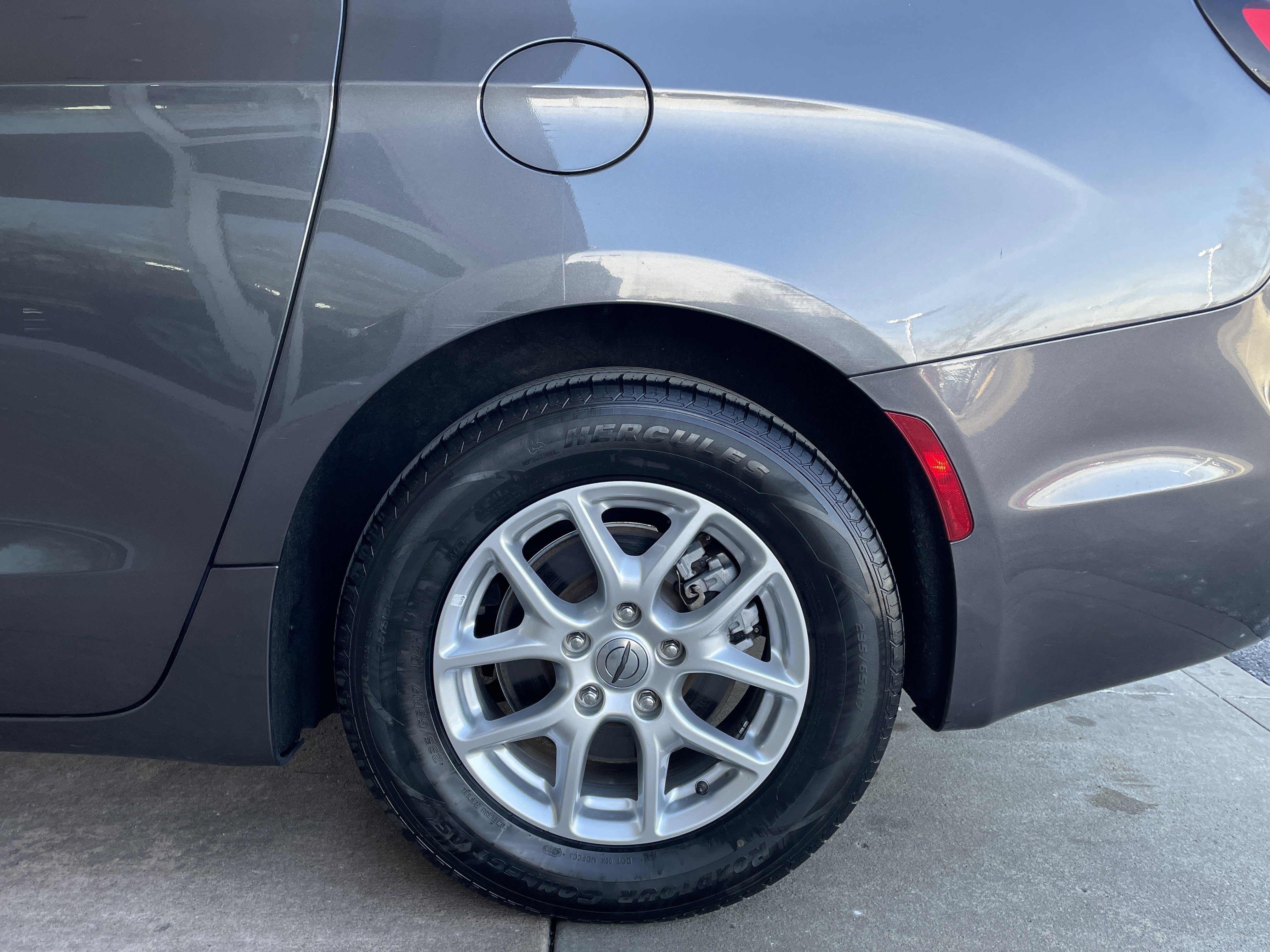 Used 2023 Chrysler Pacifica Touring-L image 23