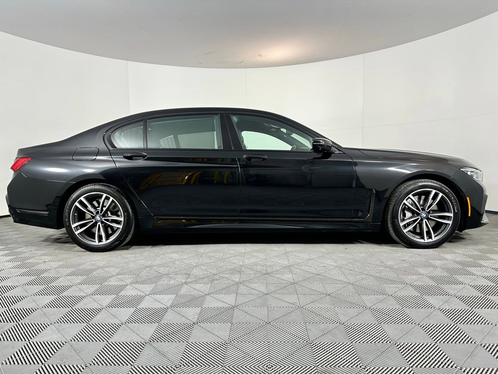 Used 2021 BMW 750i xDrive w/ Luxury Rear Seating Package image 30