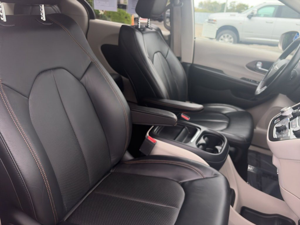 Used 2018 Chrysler Pacifica Touring-L FWD image 24