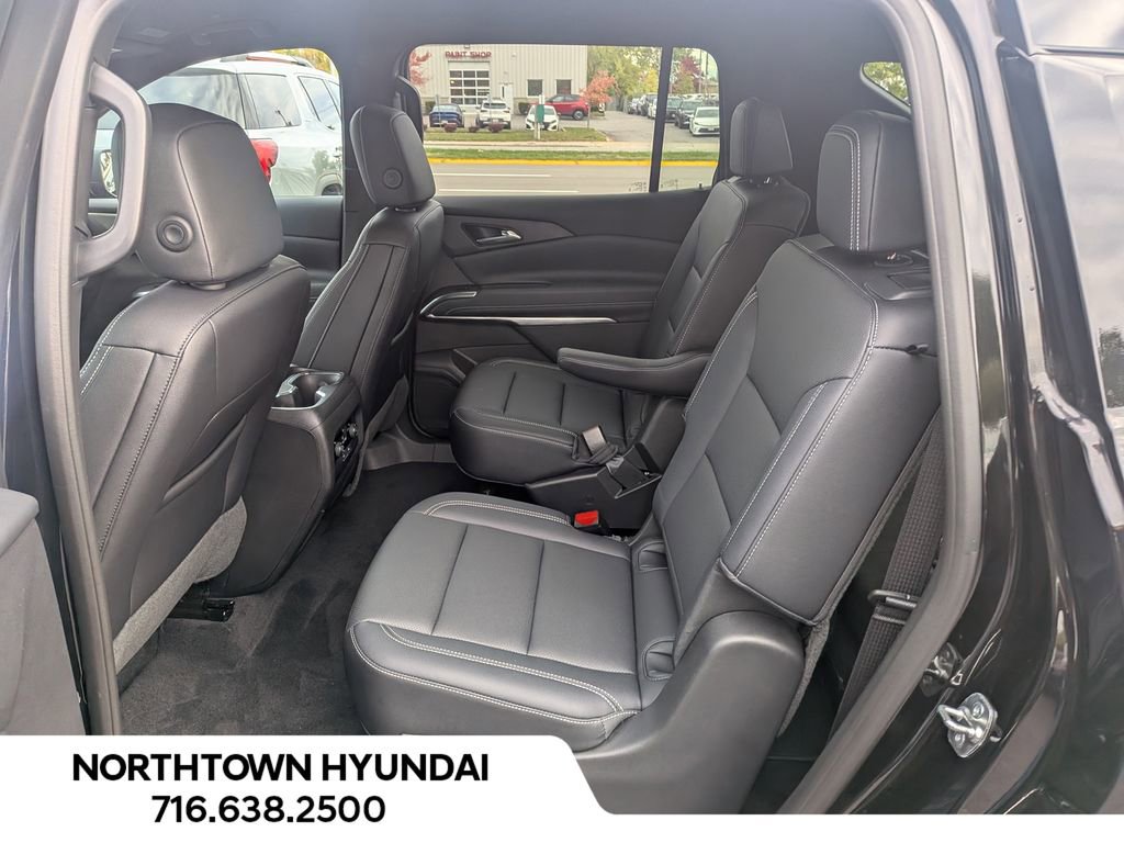 Used 2025 Chevrolet Traverse LT image 7