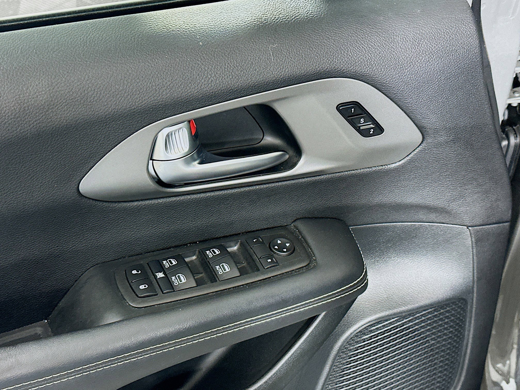 Used 2025 Chrysler Pacifica Select image 15