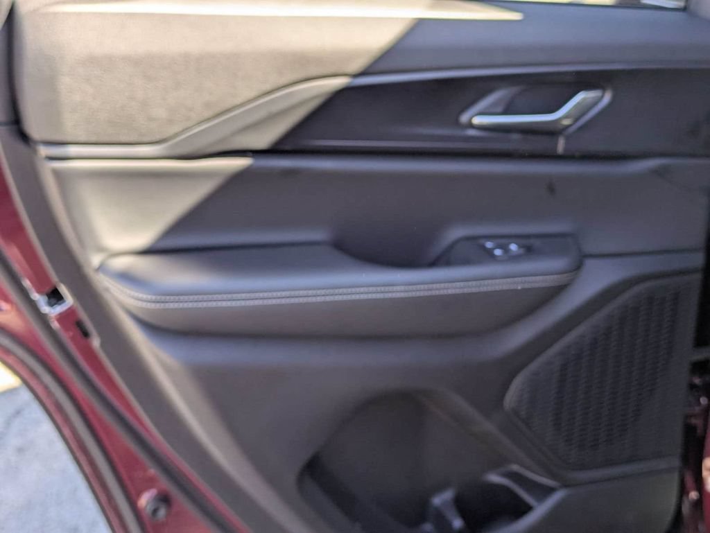Used 2025 Jeep Grand Cherokee Laredo X RWD image 6