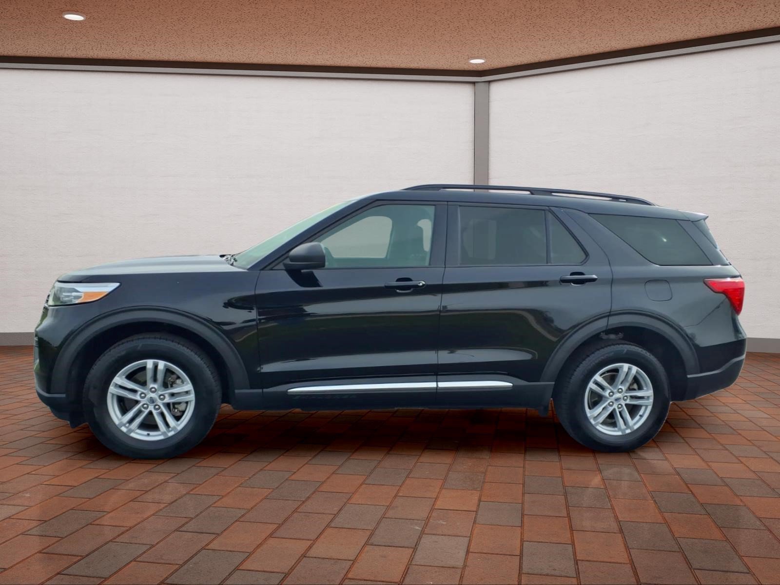 Used 2024 Ford Explorer XLT AWD/4WD image 5