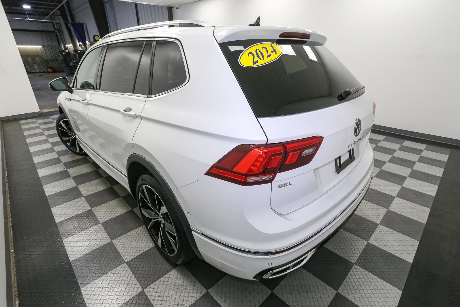 Used 2024 Volkswagen Tiguan SEL R-Line AWD/4WD image 12