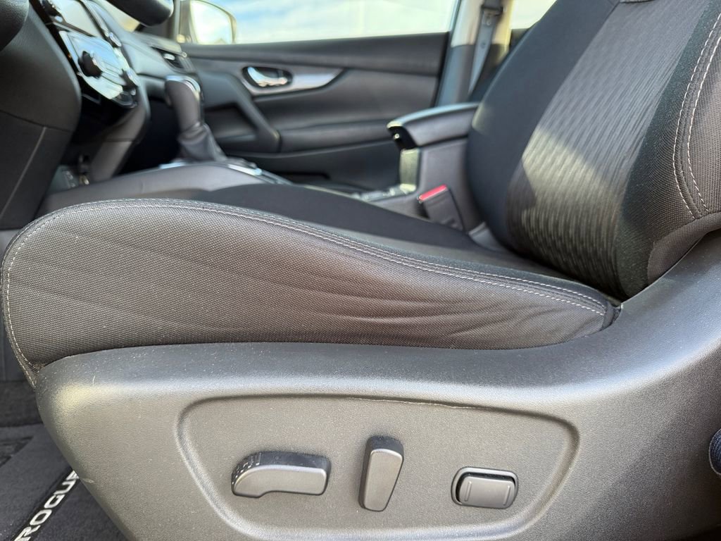 Used 2017 Nissan Rogue SV w/ SV Premium Package FWD image 22