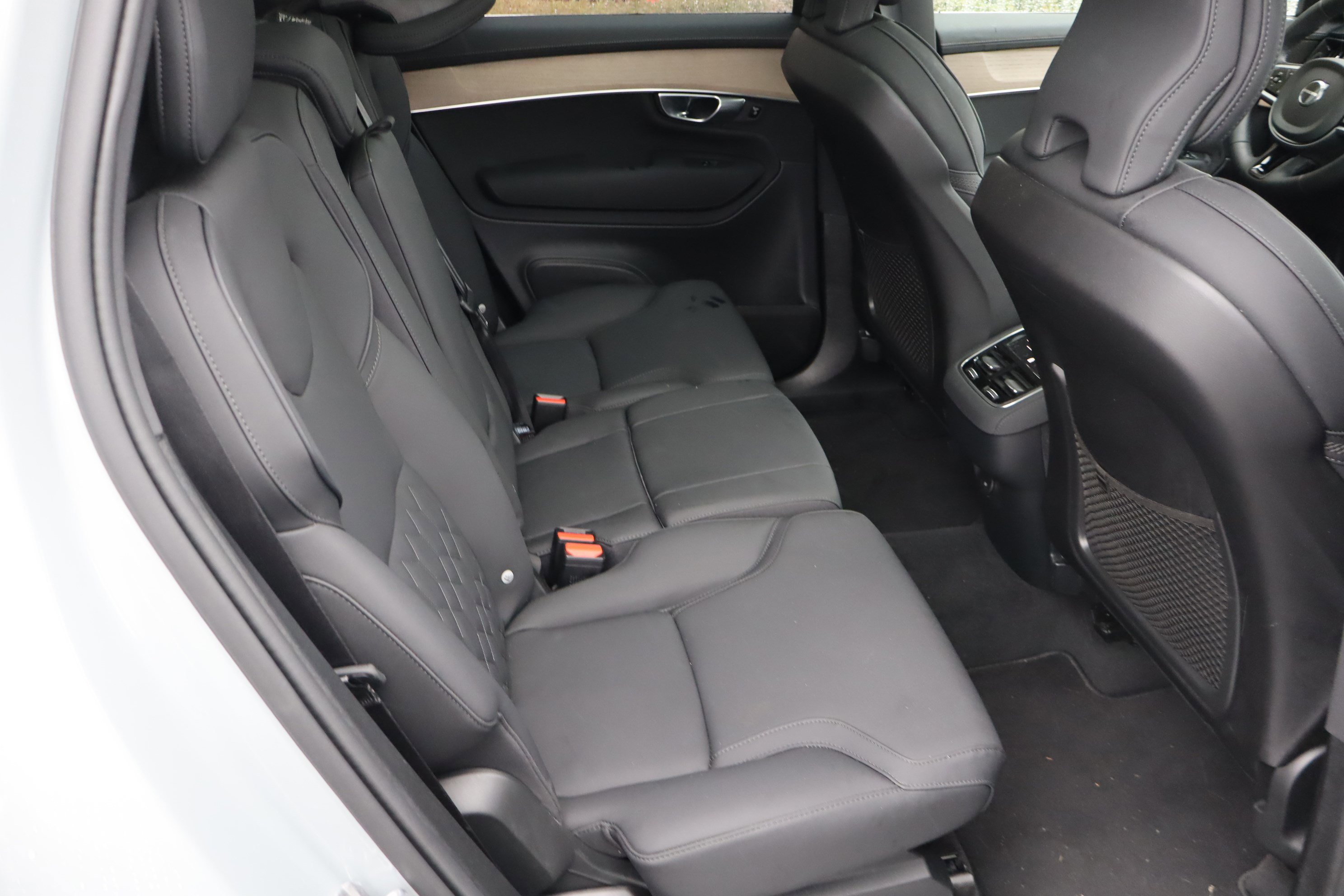 Used 2025 Volvo XC90 B6 Plus image 35