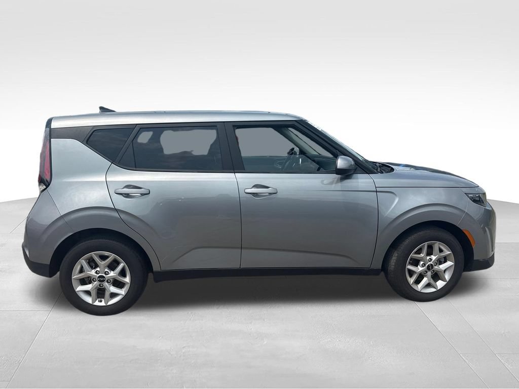 Used 2025 Kia Soul LX w/ LX Technology Package FWD image 6