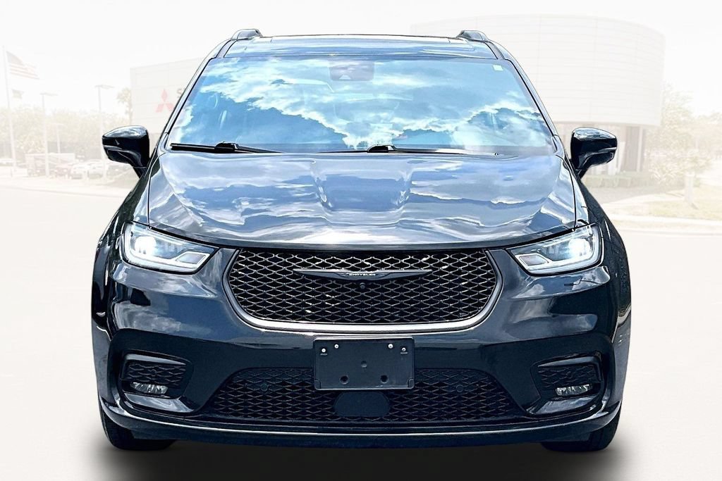 Used 2024 Chrysler Pacifica Premium FWD image 2