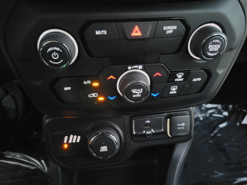 Used 2019 Jeep Renegade Latitude w/ Cold Weather Group AWD/4WD image 35