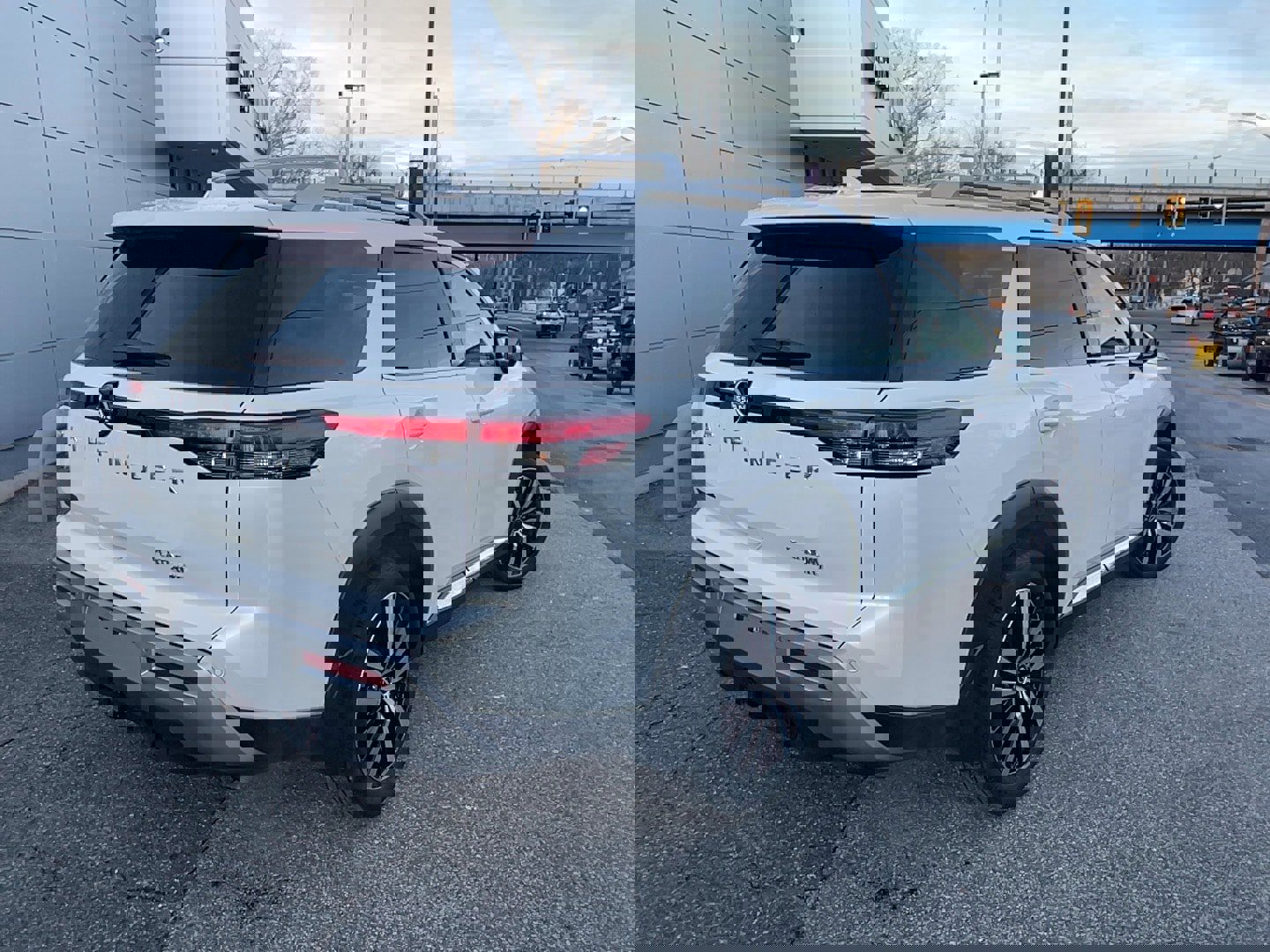 Used 2025 Nissan Pathfinder Platinum AWD/4WD image 18