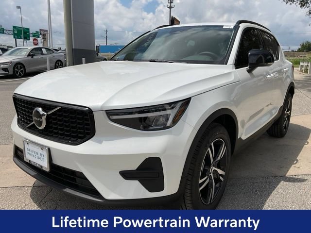 New 2026 Volvo XC40 B4 Core w/ Climate Package FWD image 3