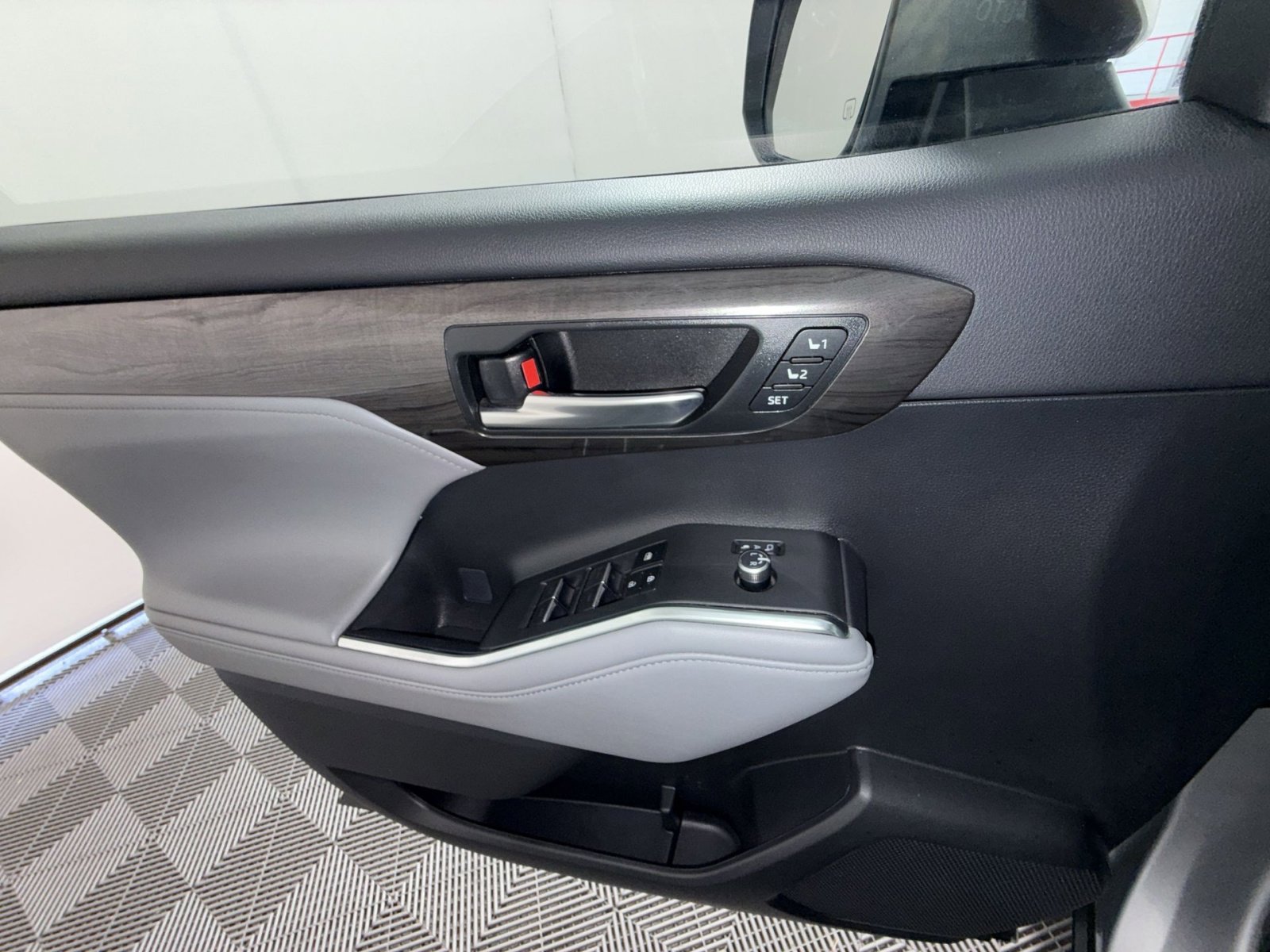 Used 2023 Toyota Highlander Limited AWD/4WD image 15