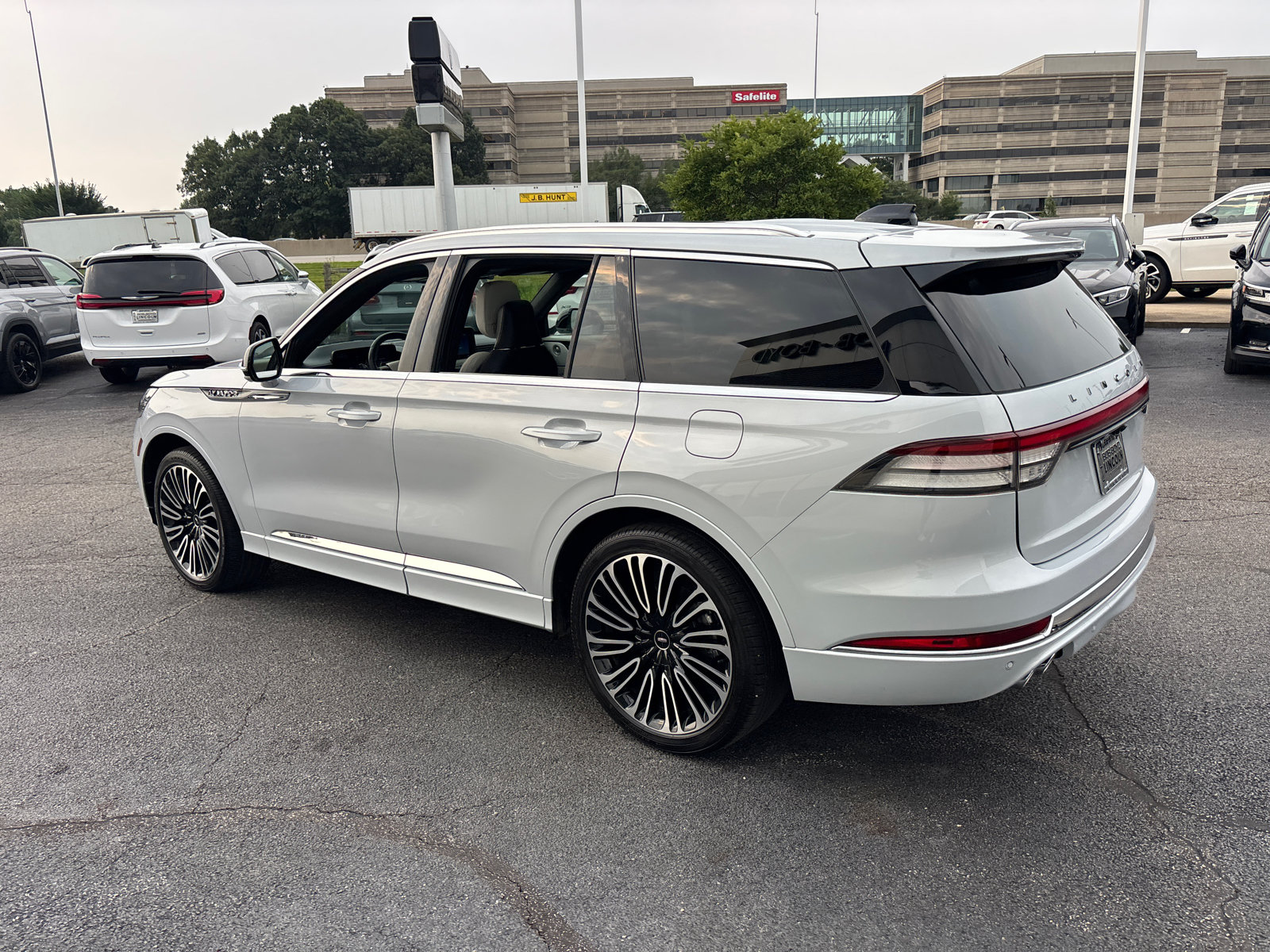 Certified 2025 Lincoln Aviator Black Label AWD/4WD image 5