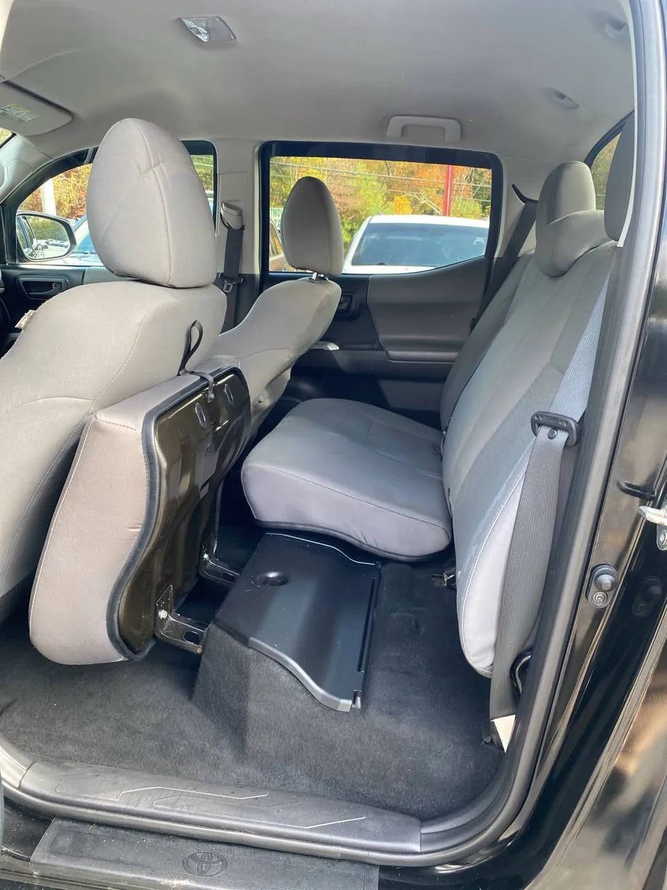 Used 2016 Toyota Tacoma SR5 w/ SR5 Appearance Package (SN) image 20