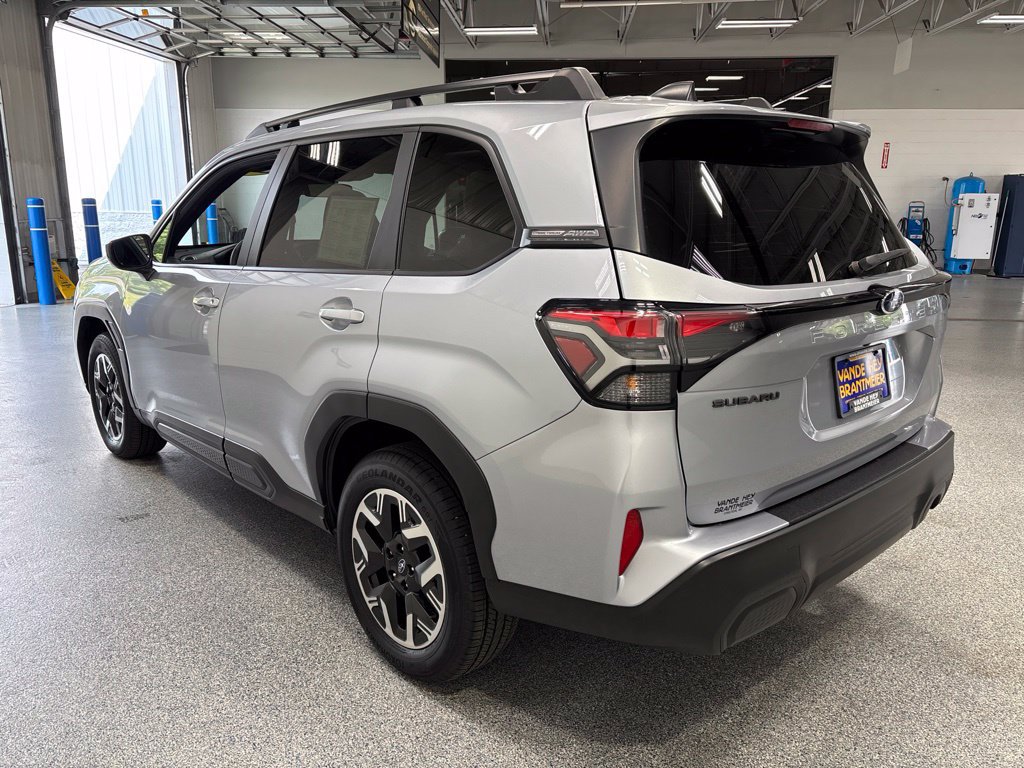 Used 2025 Subaru Forester Premium AWD/4WD image 5