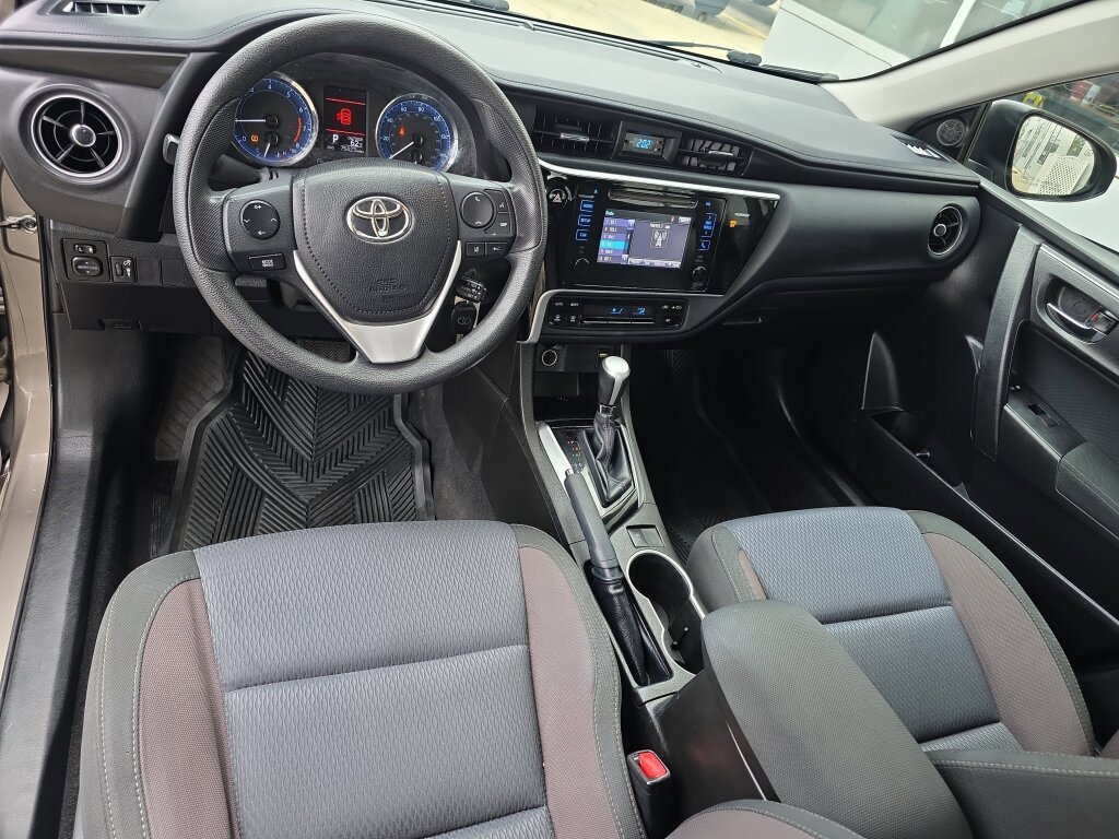 Used 2017 Toyota Corolla LE image 4