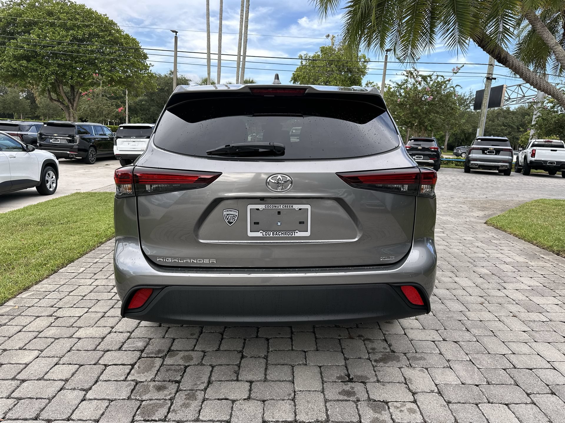 Used 2025 Toyota Highlander XLE FWD image 7