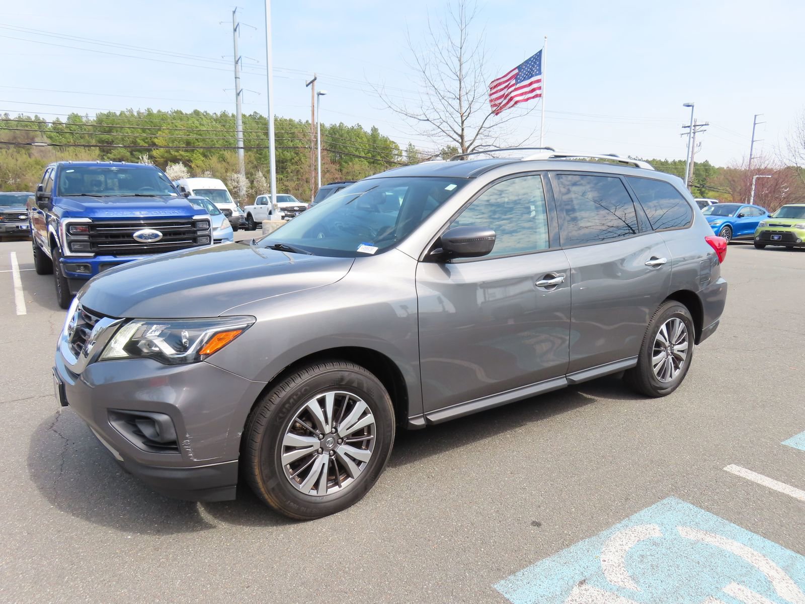 Used 2019 Nissan Pathfinder SV image 3
