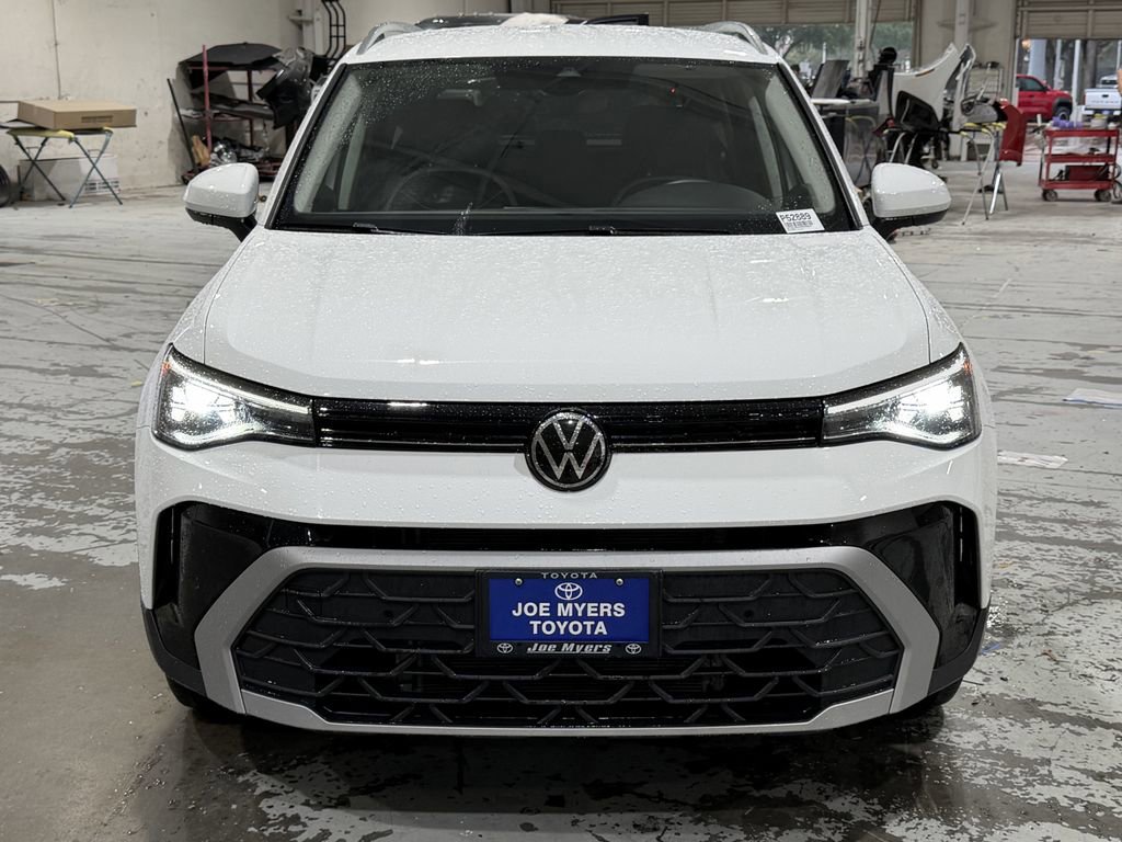 Used 2025 Volkswagen Taos SE FWD image 3