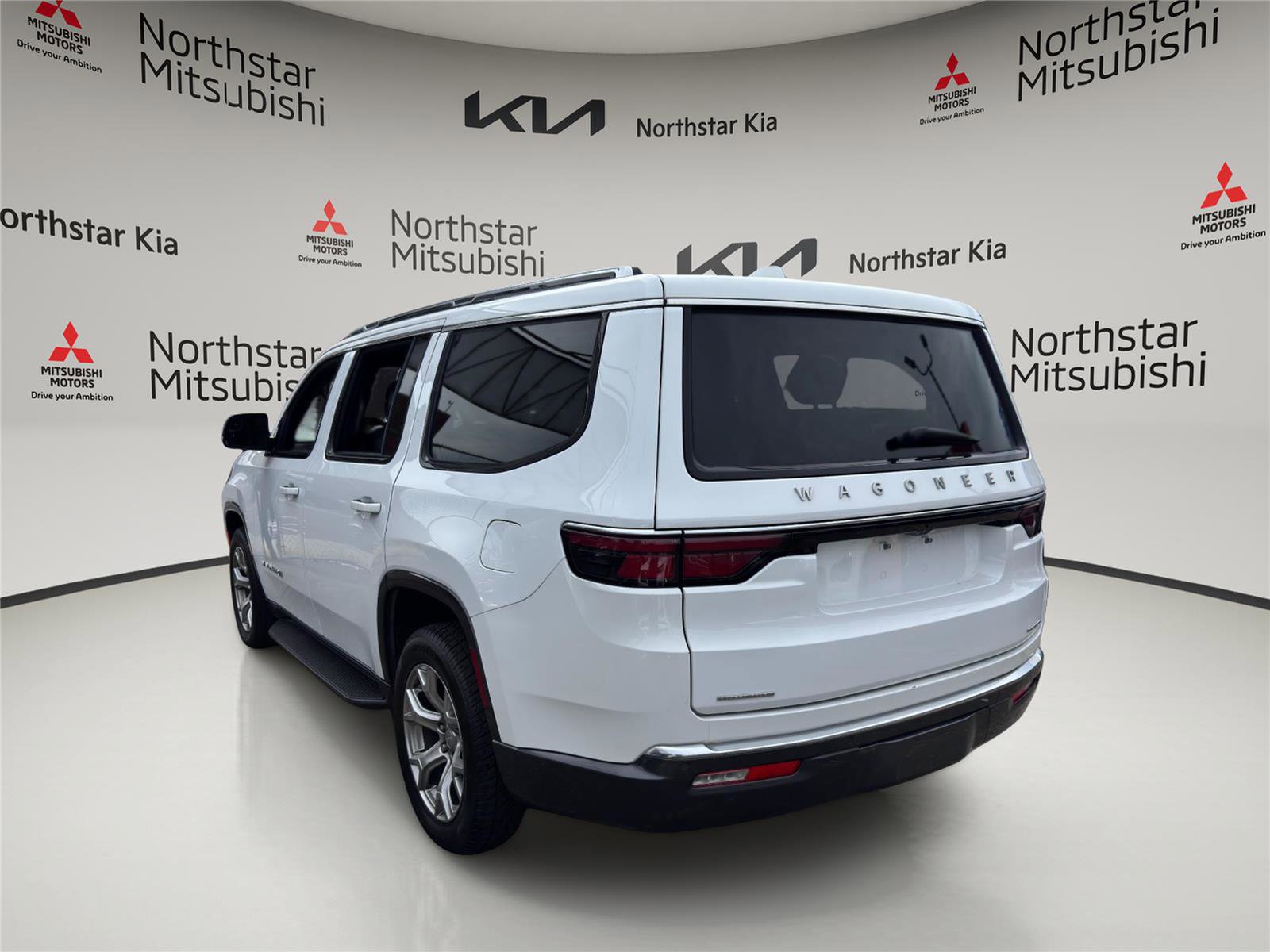 Used 2022 Jeep Wagoneer Series II AWD/4WD image 2