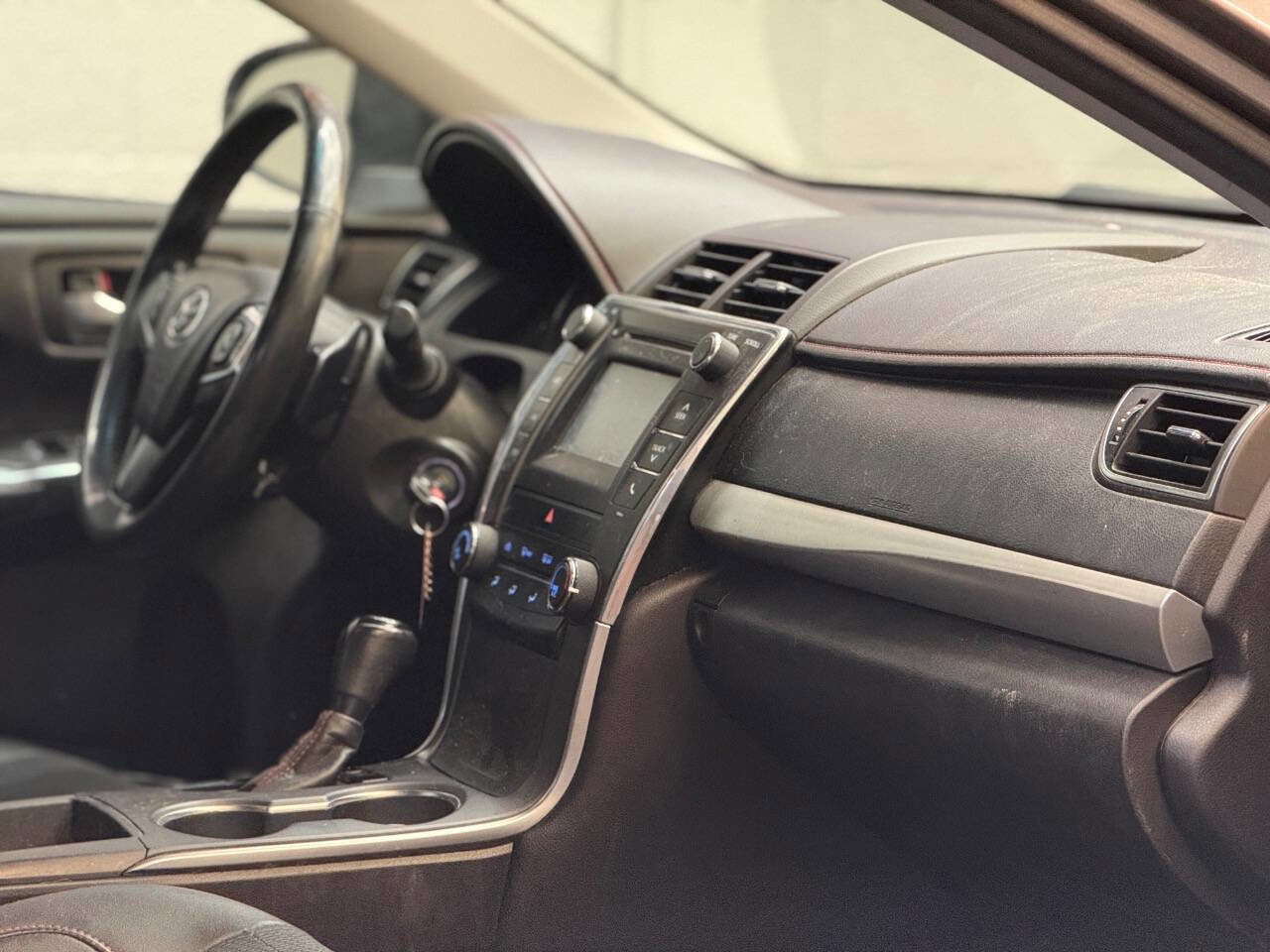Used 2017 Toyota Camry SE FWD image 2