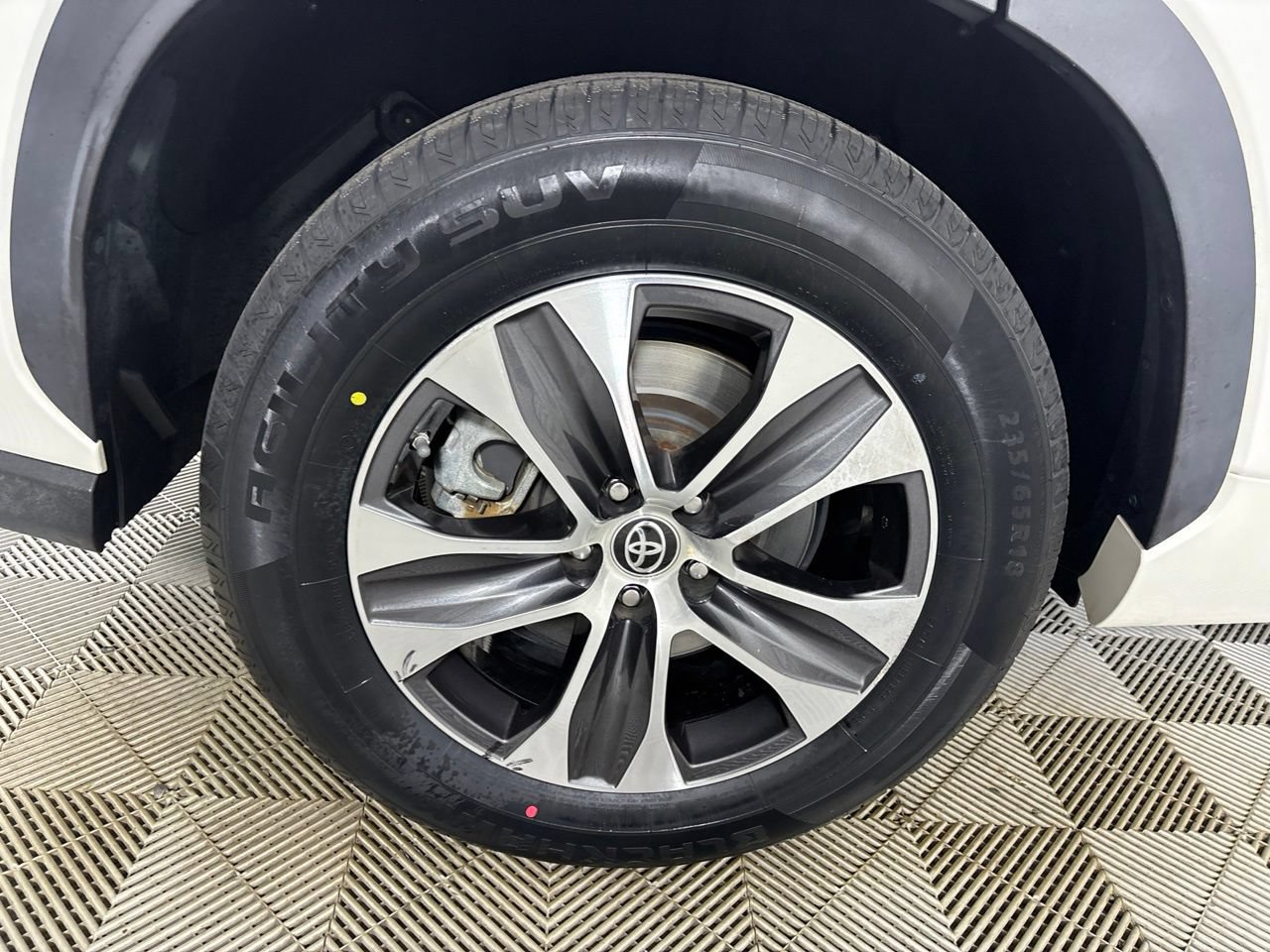 Used 2021 Toyota Highlander XLE FWD image 34