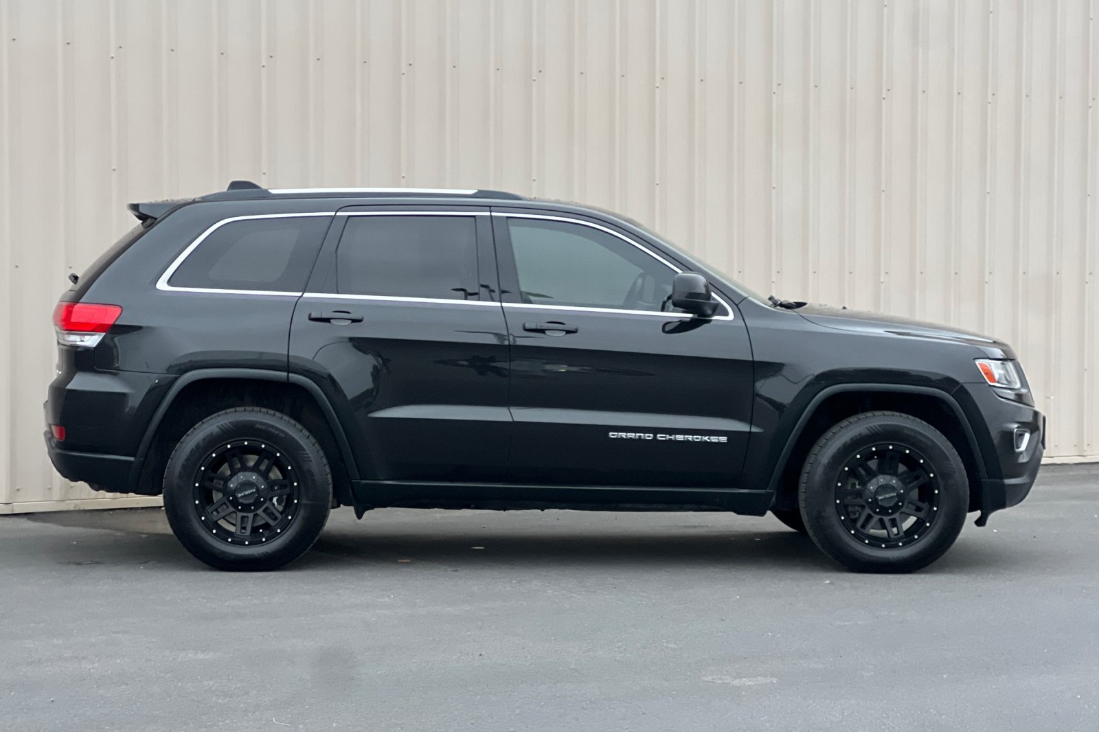 Used 2014 Jeep Grand Cherokee Laredo w/ Security & Convenience Group AWD/4WD image 3