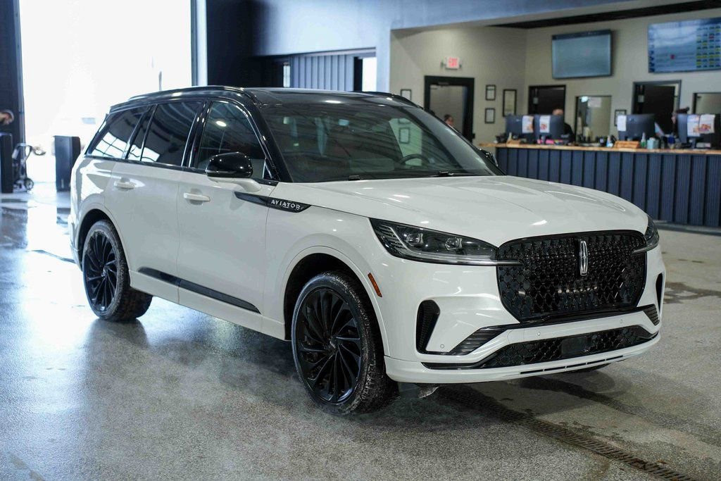 Used 2025 Lincoln Aviator Reserve w/ Jet Appearance Package image 3