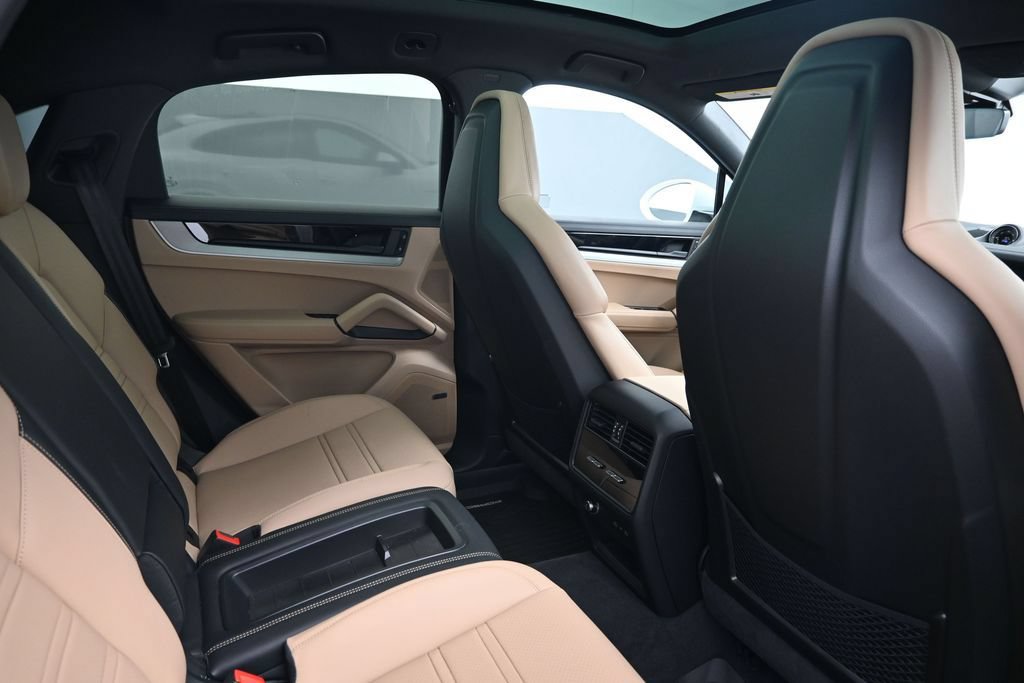 Certified 2026 Porsche Cayenne E-Hybrid Coupe AWD/4WD image 7