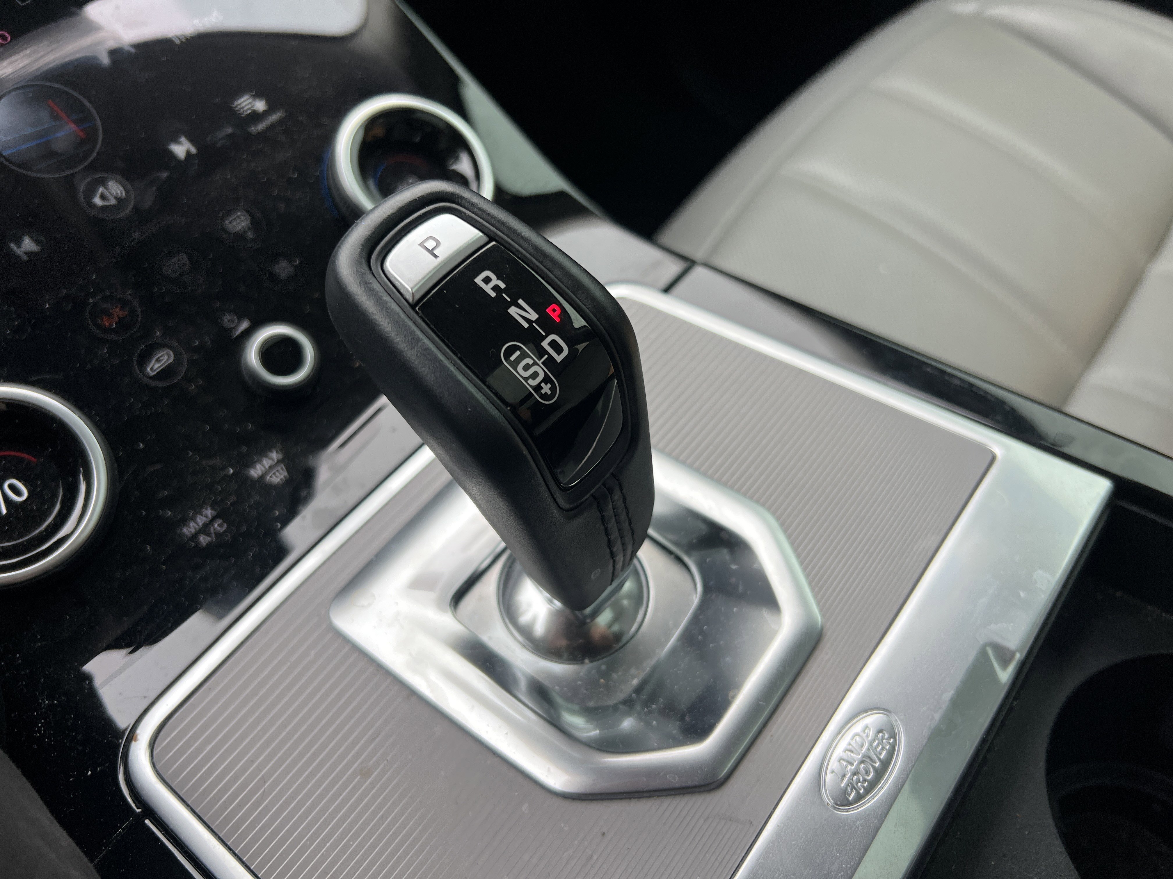 Used 2020 Land Rover Range Rover Evoque SE image 26