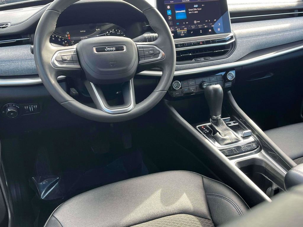 Used 2024 Jeep Compass Latitude AWD/4WD image 2