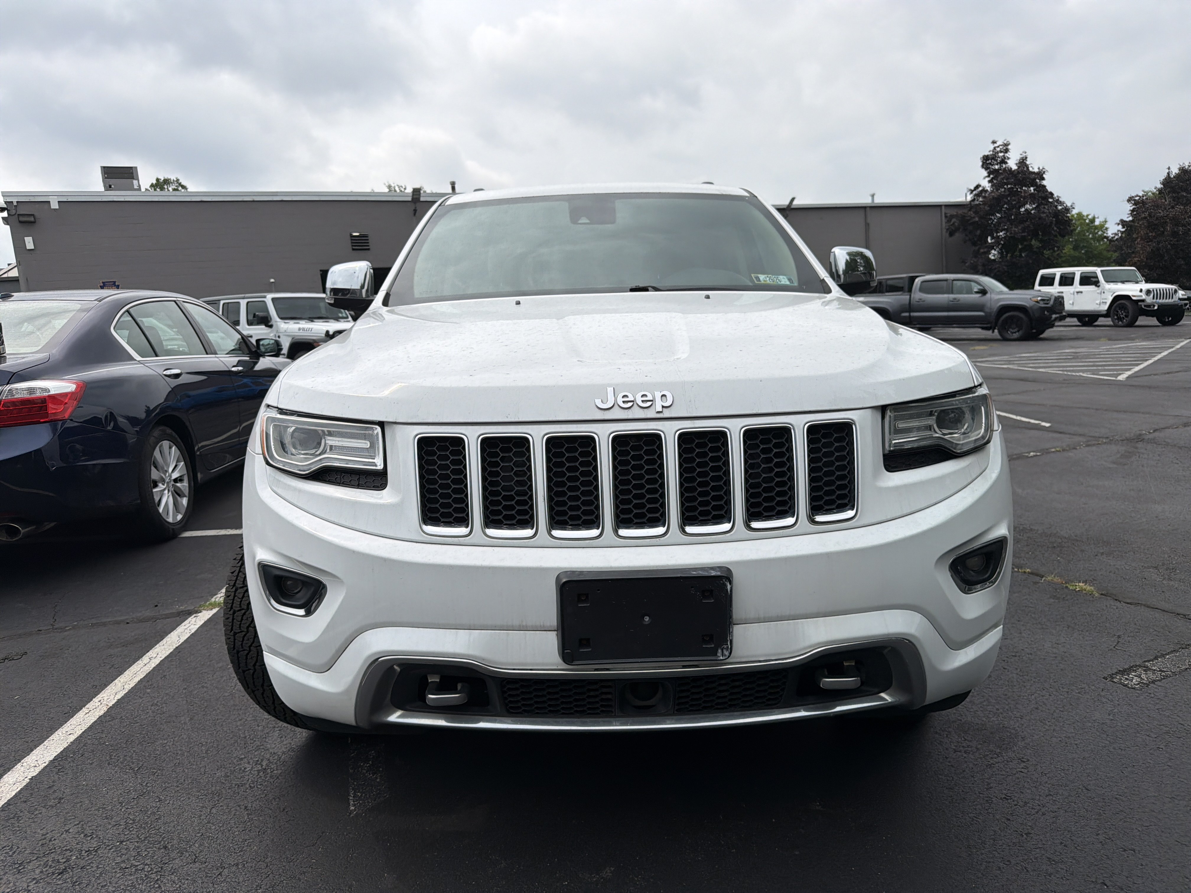Used 2015 Jeep Grand Cherokee Overland w/ Advanced Technology Group AWD/4WD image 39