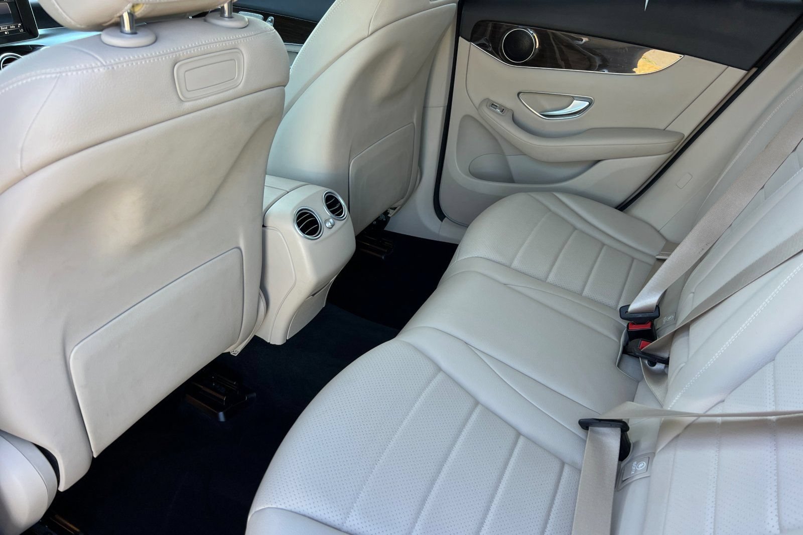 Used 2019 Mercedes-Benz GLC 300 image 4