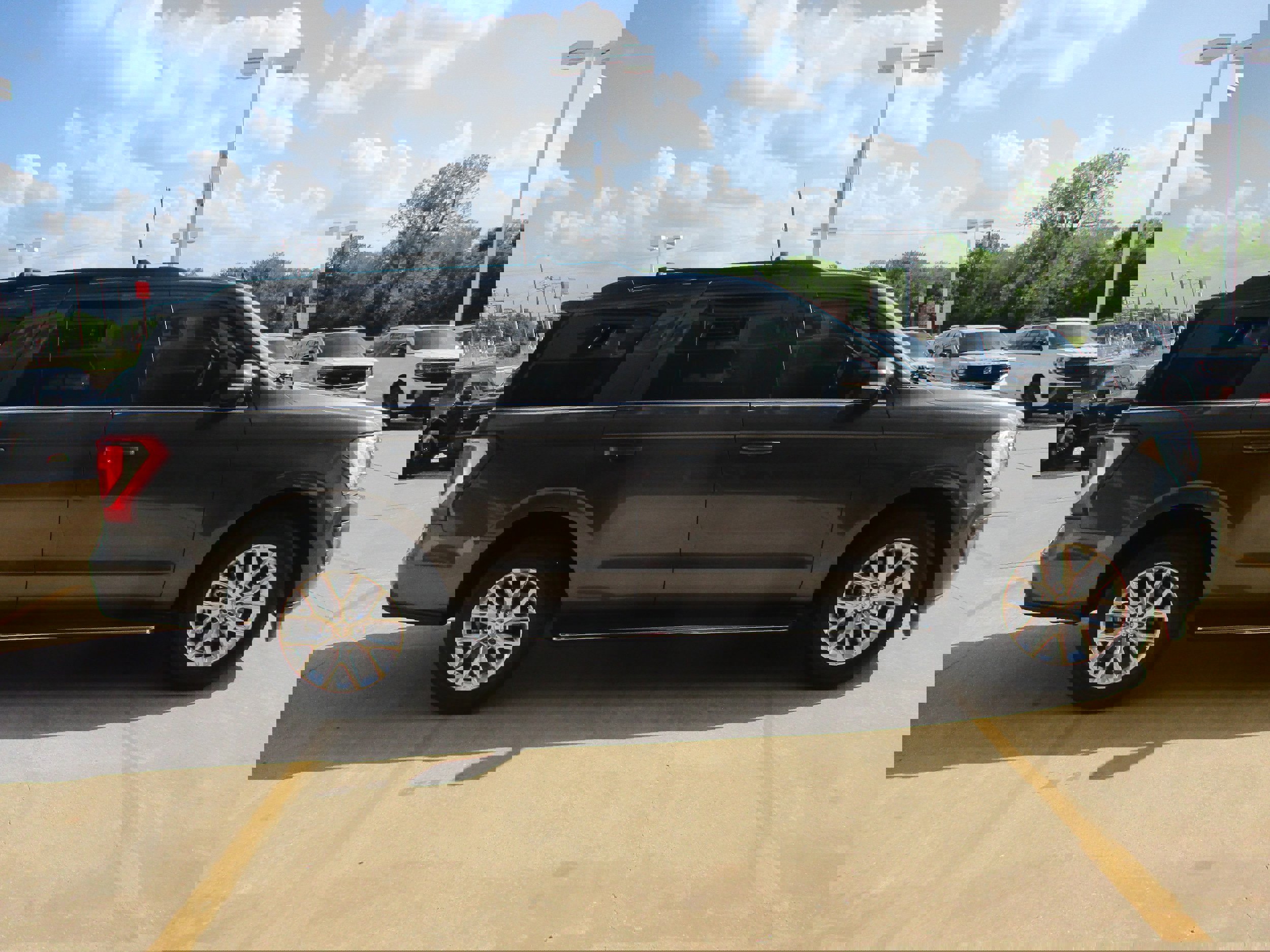 Used 2020 Ford Expedition XLT w/ Equipment Group 202A image 8