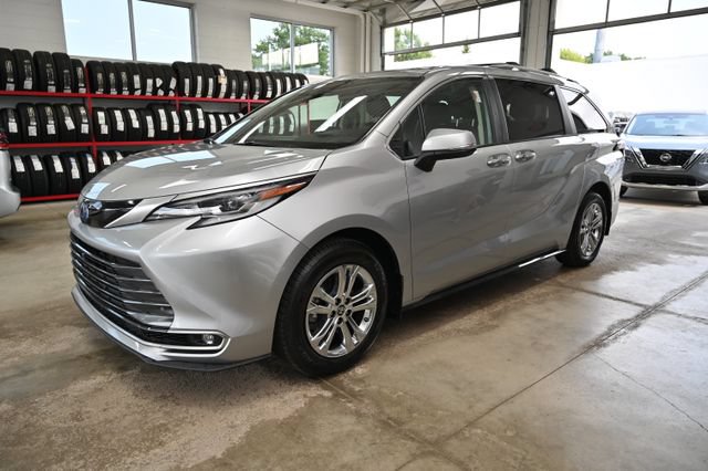 Used 2023 Toyota Sienna Platinum AWD/4WD image 8