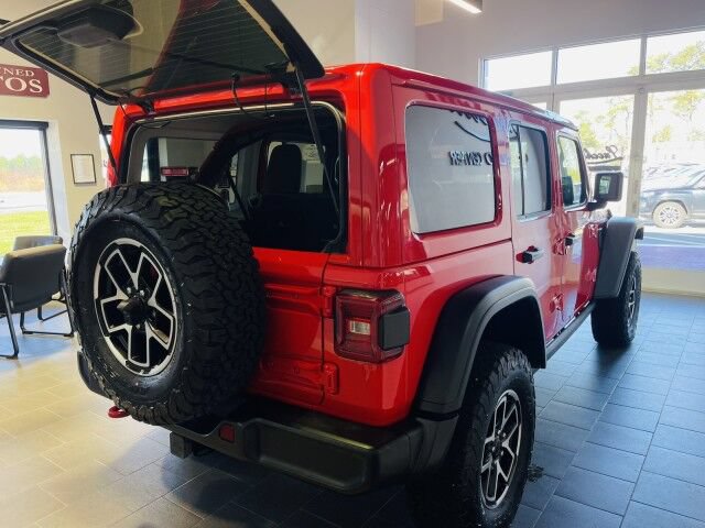 Used 2025 Jeep Wrangler Unlimited Rubicon AWD/4WD image 5