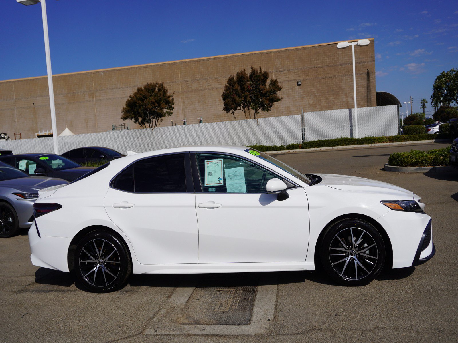 Used 2023 Toyota Camry SE FWD image 4