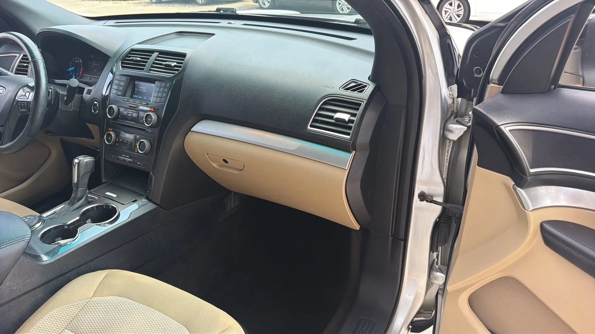 Used 2016 Ford Explorer XLT AWD/4WD image 34