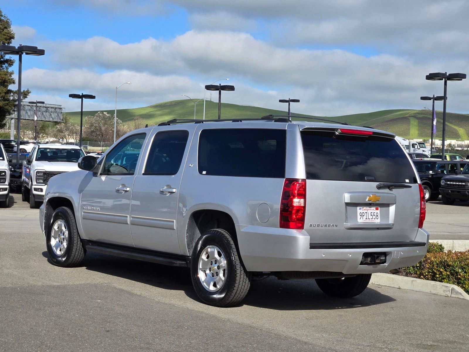 Used 2014 Chevrolet Suburban LT image 6