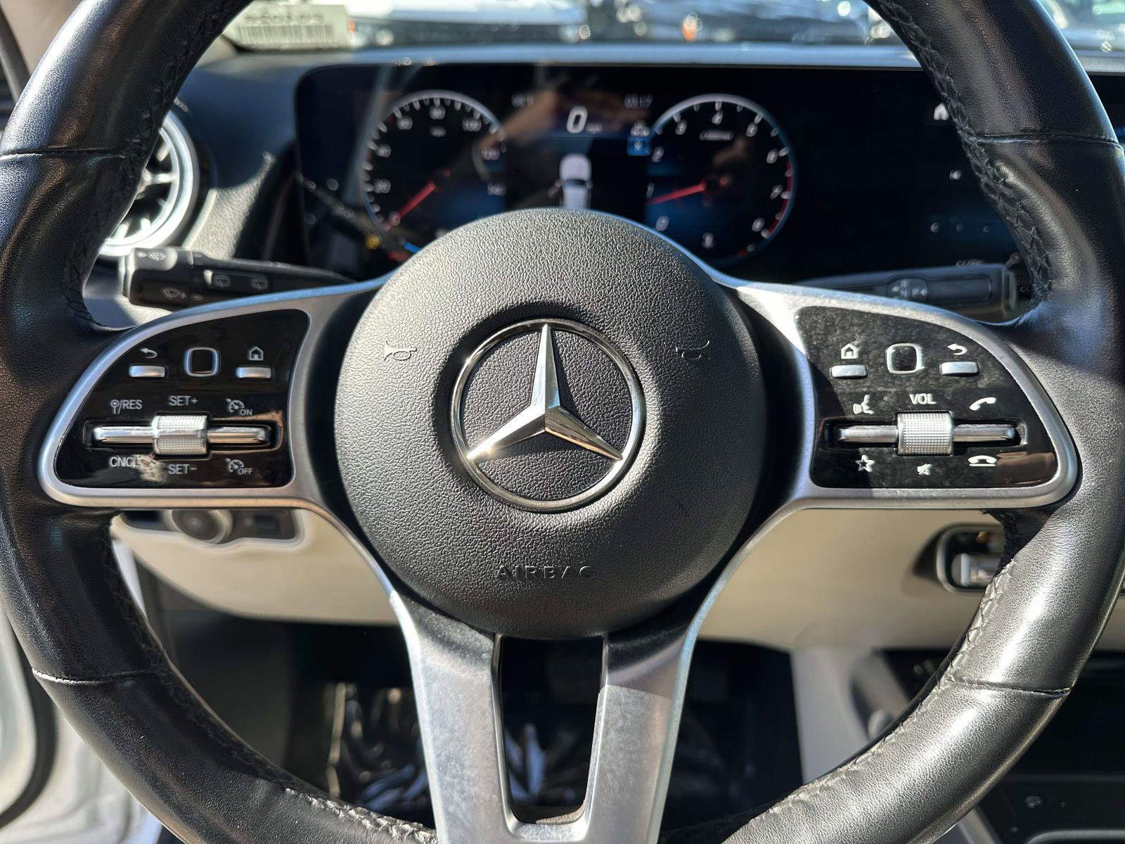 Used 2023 Mercedes-Benz GLB 250 4MATIC w/ Premium Package image 15
