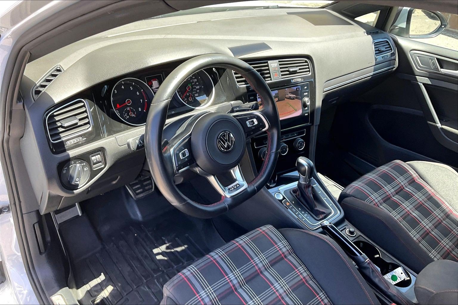 Used 2018 Volkswagen GTI SE FWD image 13