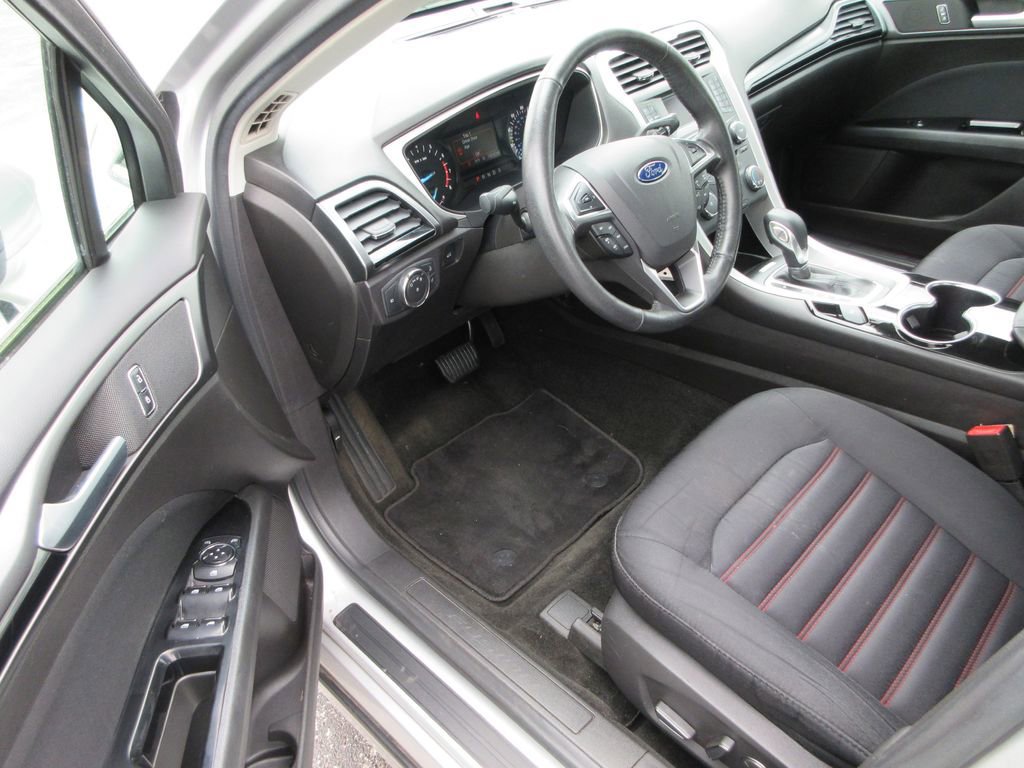 Used 2016 Ford Fusion SE w/ Equipment Group 201A image 12