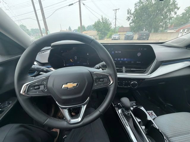Used 2024 Chevrolet Trax LT w/ LT Convenience Package FWD image 5