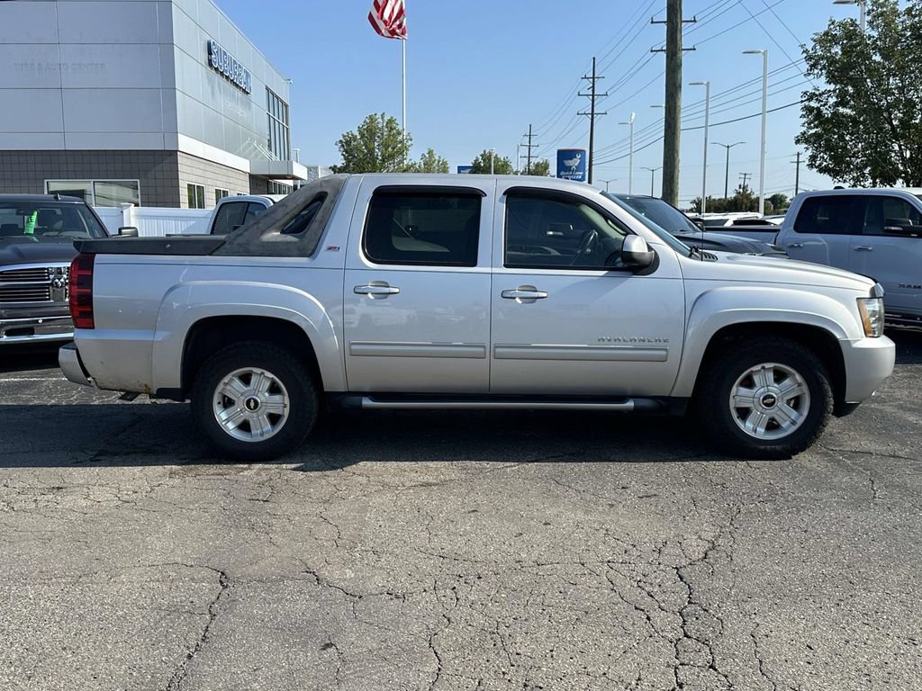 Used 2010 Chevrolet Avalanche LT w/ Luxury Package AWD/4WD image 2