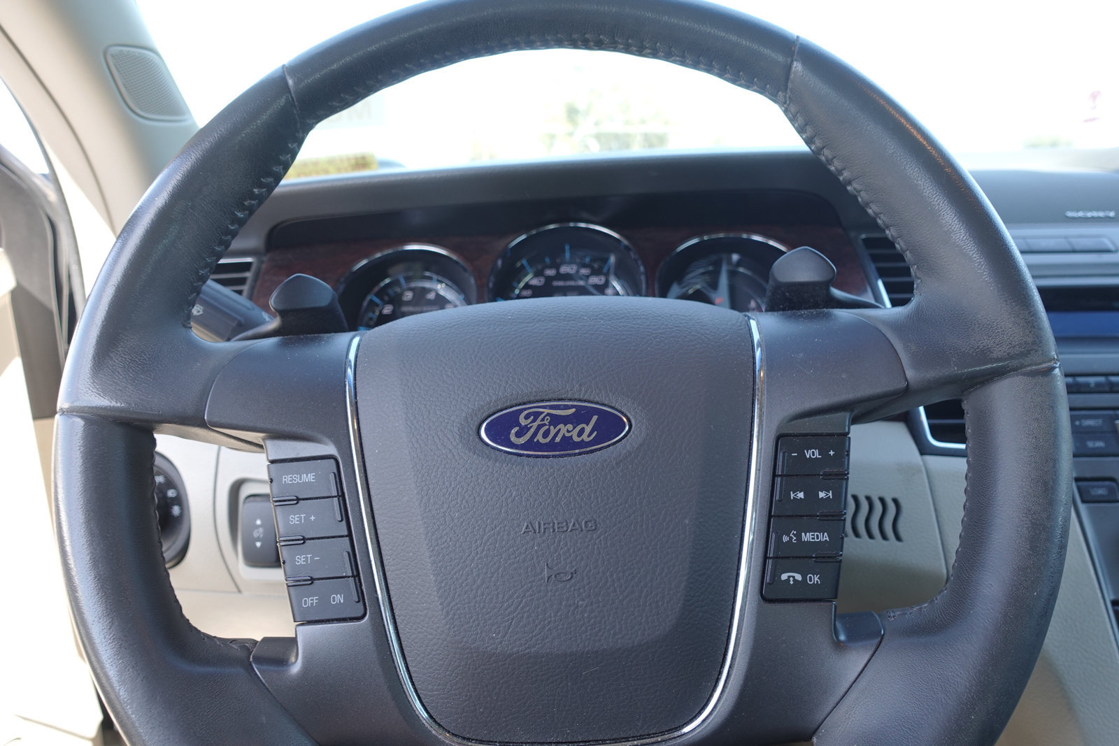 Used 2012 Ford Taurus SEL FWD image 17