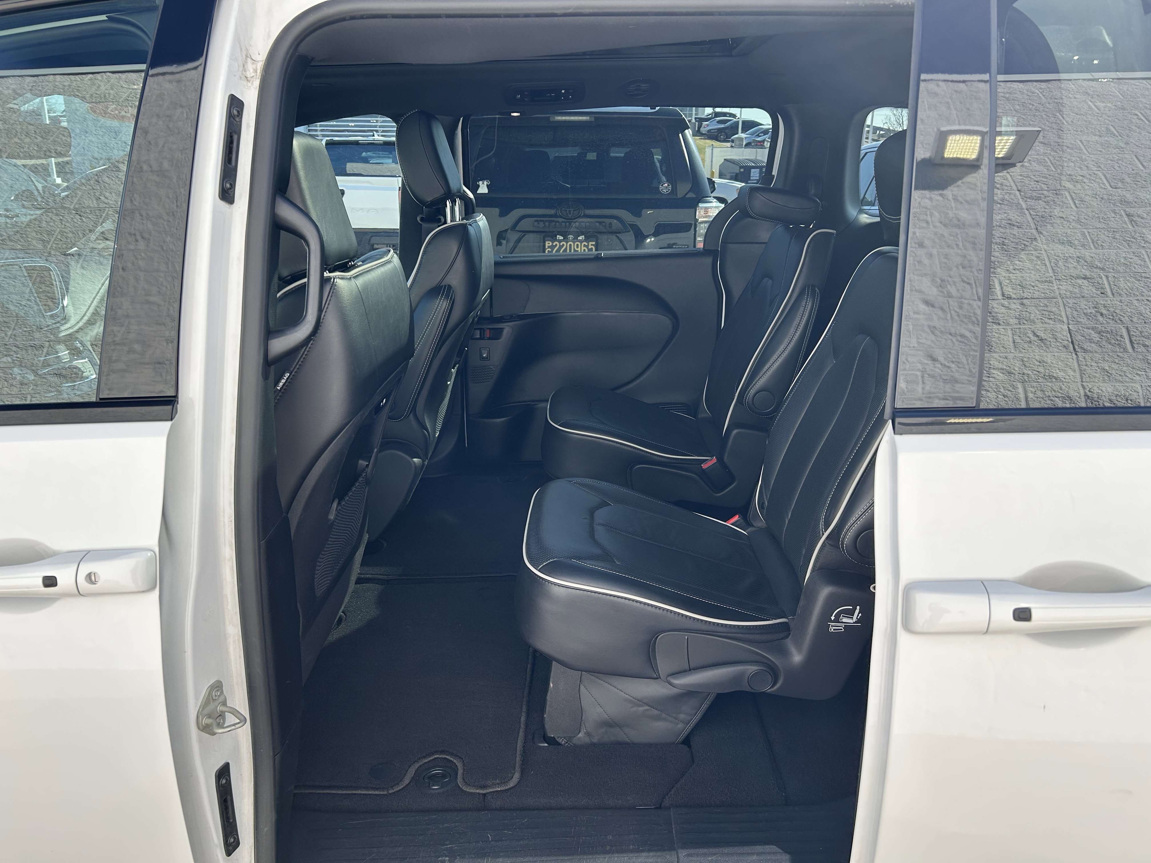 Used 2025 Chrysler Pacifica Limited image 17