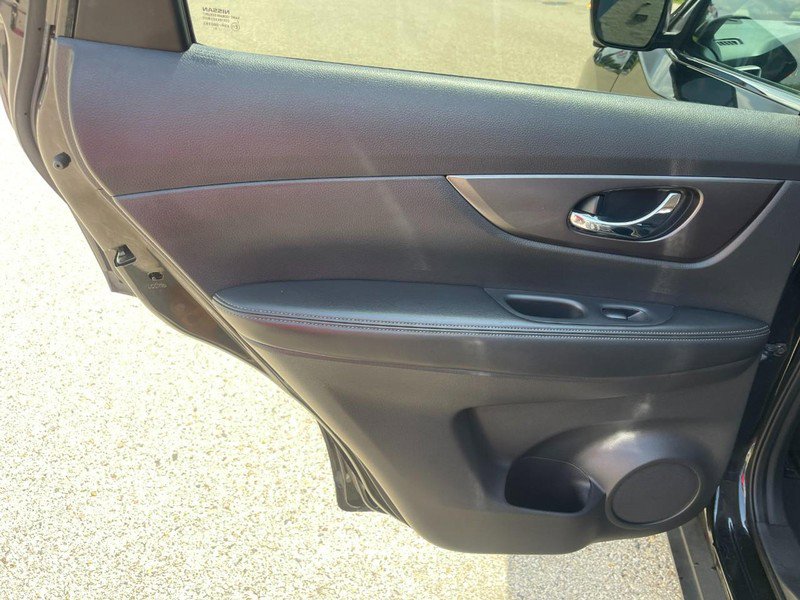 Used 2016 Nissan Rogue SV w/ SV Premium Package AWD/4WD image 19