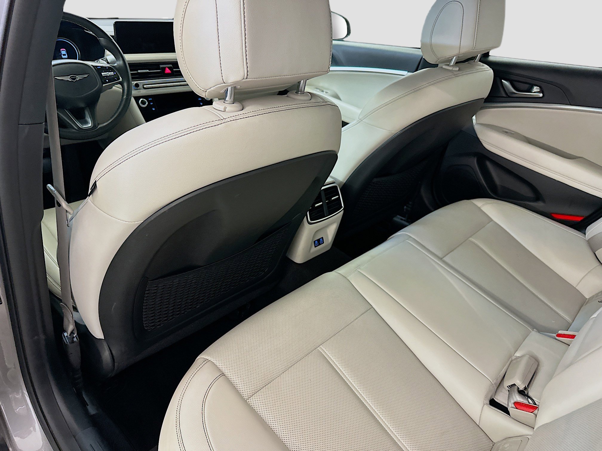 Used 2025 Genesis G70 2.5T image 28