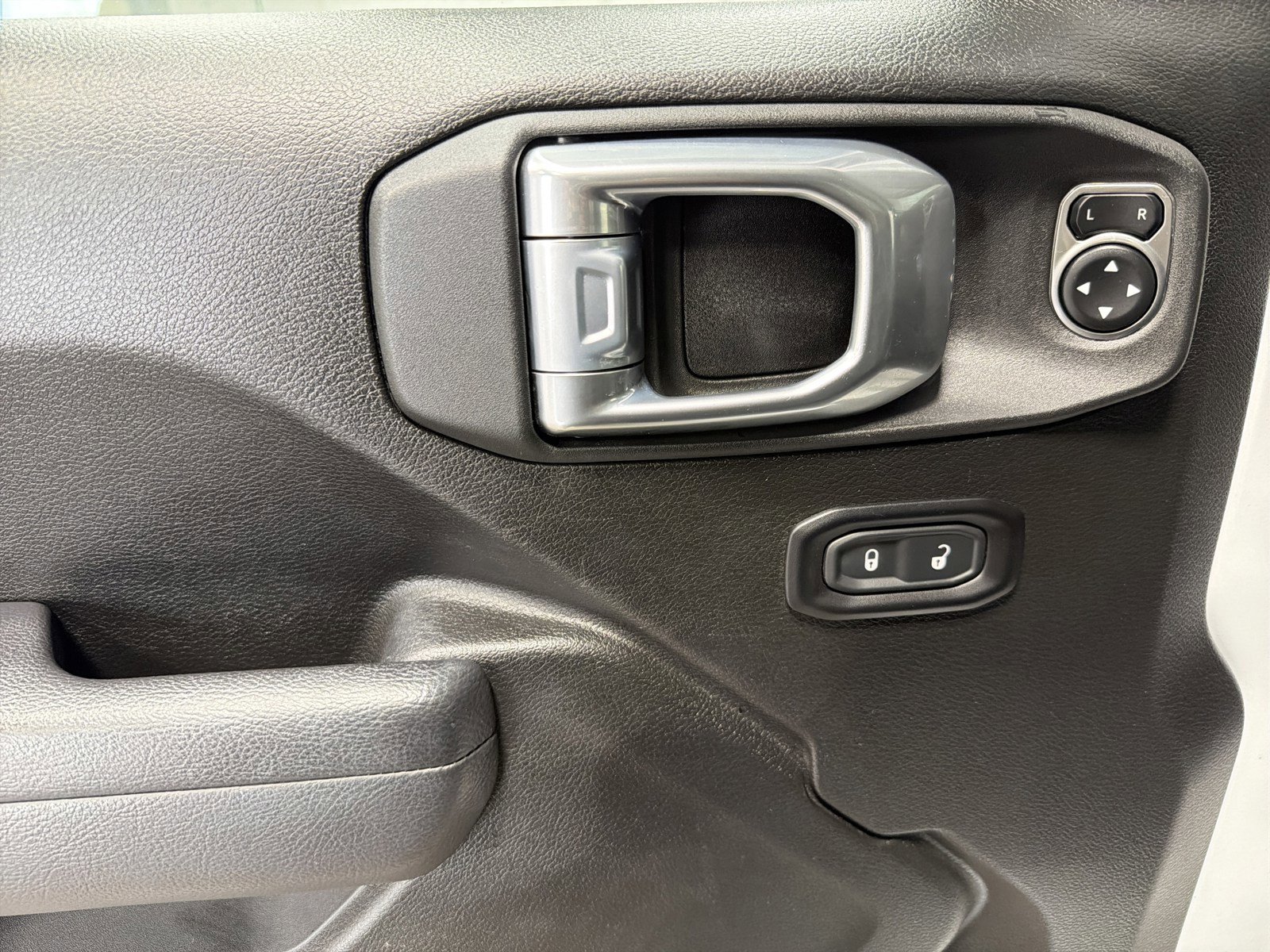 Used 2025 Jeep Gladiator Sport AWD/4WD image 19