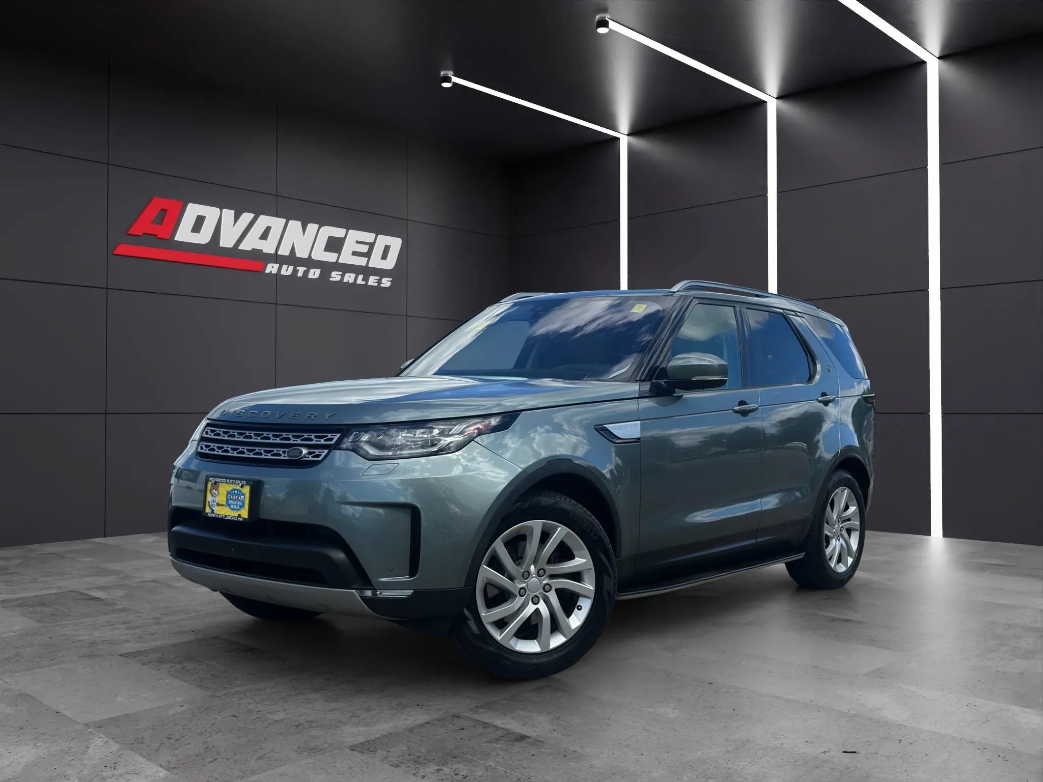 Used 2017 Land Rover Discovery HSE AWD/4WD image 3